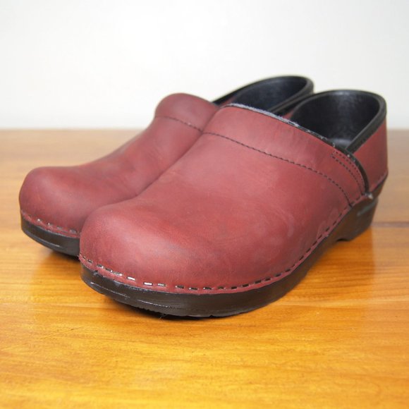 red dansko clogs